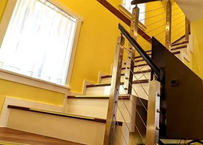 Walkable Elmwood Cottage, No Chores 2Bath 2Br 2Car