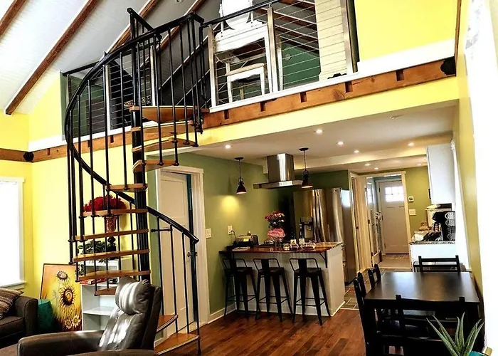 Walkable Elmwood Cottage, No Chores 2Bath 2Br 1Car
