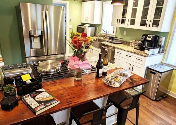 Walkable Elmwood Cottage, No Chores 2Bath 2Br 1Car