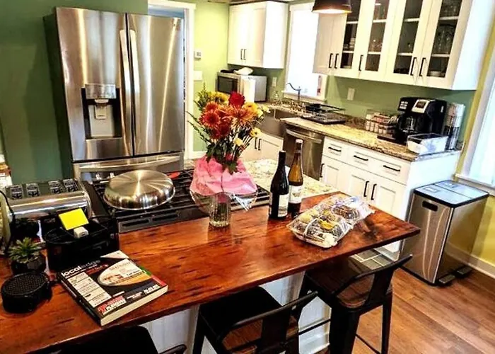 Walkable Elmwood Cottage, No Chores 4Bath 4Br 4Car