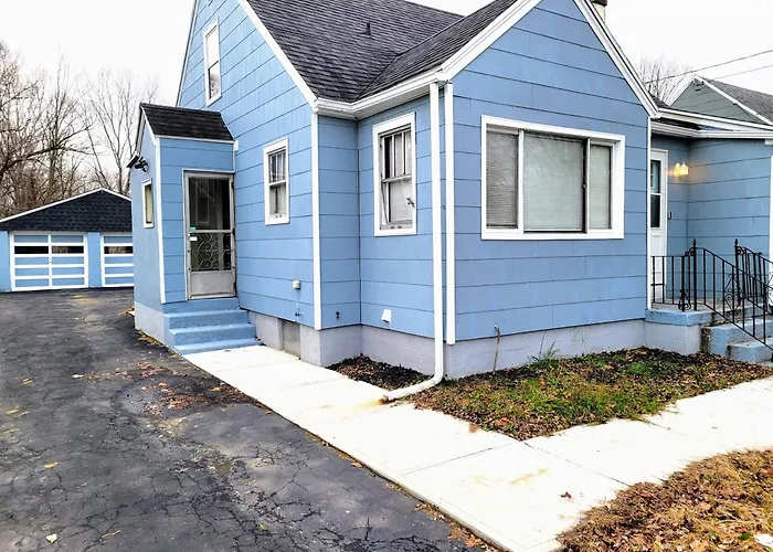 Nice Big House With Parking, King Bed, Yard