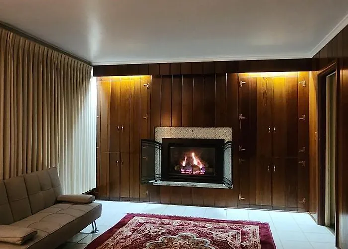 Cheerful 4 Bedroom Bungalow With Indoor Fireplace