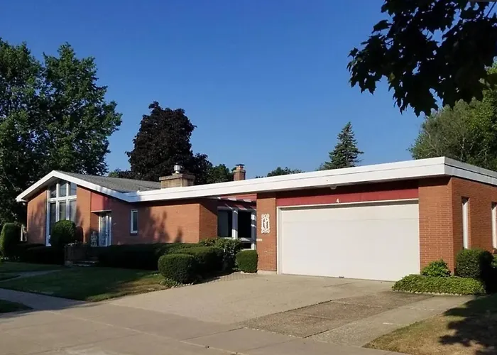 Cheerful 4 Bedroom Bungalow With Indoor Fireplace